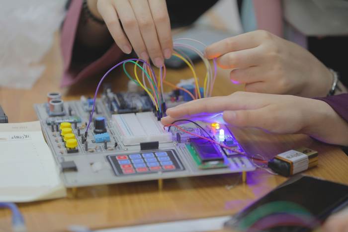 💡 تجارب الإلكترونيات و Arduino